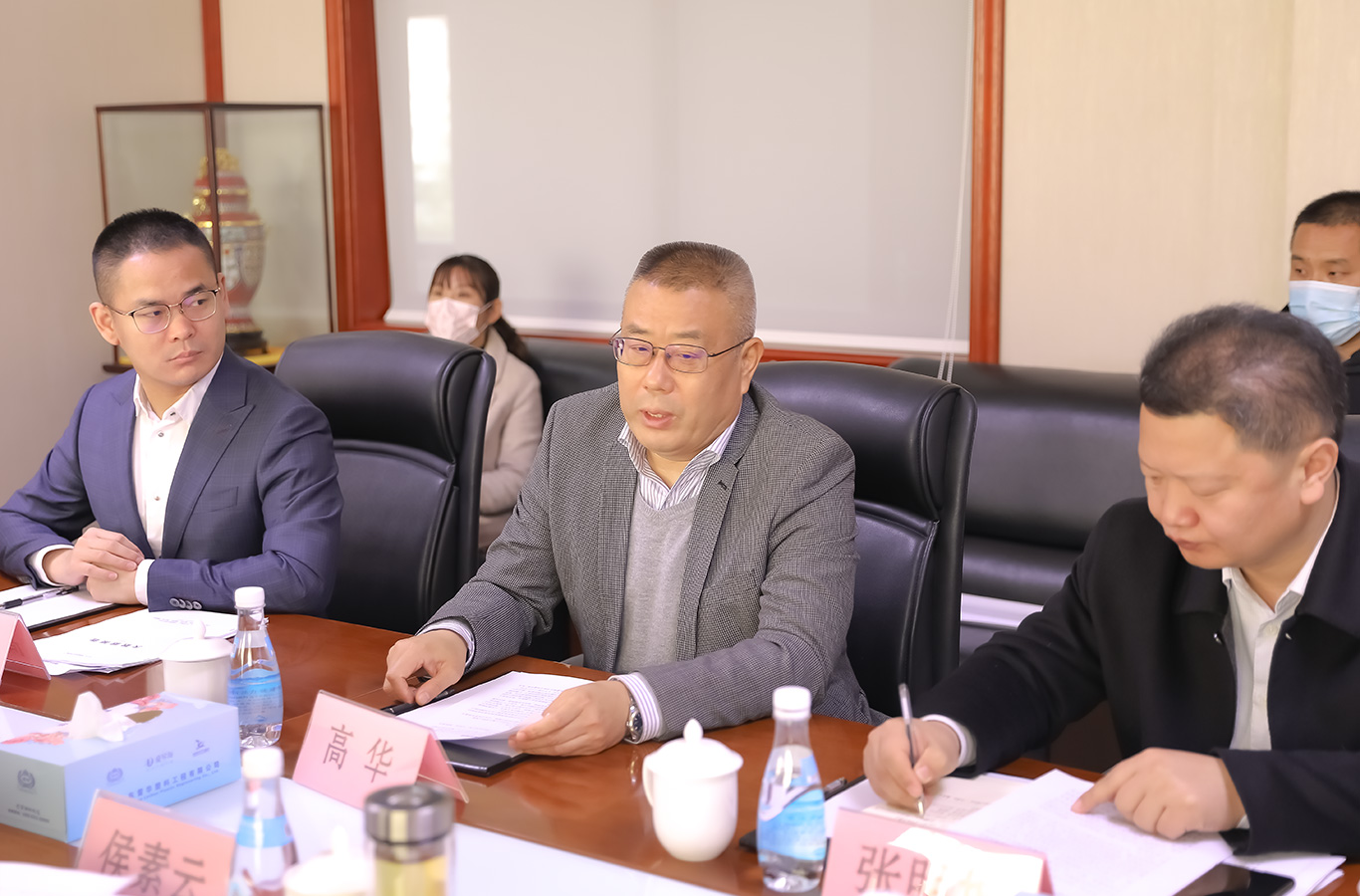 热烈欢迎县委副书记、县长侯素云一行莅临雷华集团调研指导工作